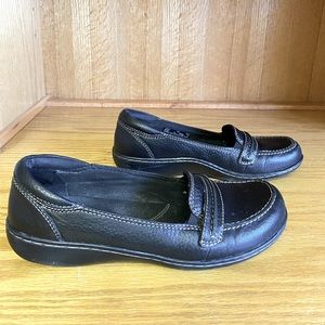 Clarks Womens Sixty Size 7 Black Leather Slip On Loafer Flats